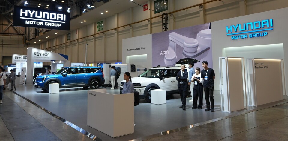 현대차그룹은 전기차 EV9, 수소차 넥쏘와 함께 전기차 자동 충전 로봇, AI 기반 CCTV 등 지능형 교통 에너지 기술도 함께 공개했다./사진=진경남 기자