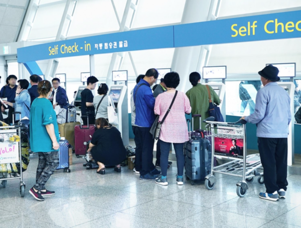 여행객들이 인천공항에서 셀프체크인을 하고 있다. (인천공항 페이스북 캡처) ./그린포스트코리아