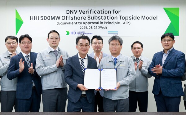 HD현대중공업이 노르웨이선급(DNV)으로부터 자체 개발한 500MW급 해상변전소(OSS, Offshore Substation) 모델에 대한 국제 설계 검증서(Verification Letter)를 획득했다./사진=HD현대중공업