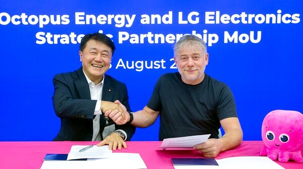 지난달 28일 영국 최대 전력회사 옥토퍼스 에너지 본사에서 '유럽 클린테크 분야의 전략적 협업을 위한 양해각서'를 체결한 윤태봉 LG전자 해외영업본부장 부사장(좌)과 그레그 잭슨 옥토퍼스 에너지 CEO. /LG전자 제공