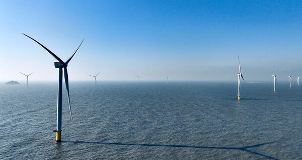 전남 신안군 자은도 북서쪽 공유수면해상에 위치한 전남해상풍력 1단지에 10MW급 풍력발전기 10기가 설치돼 있다.