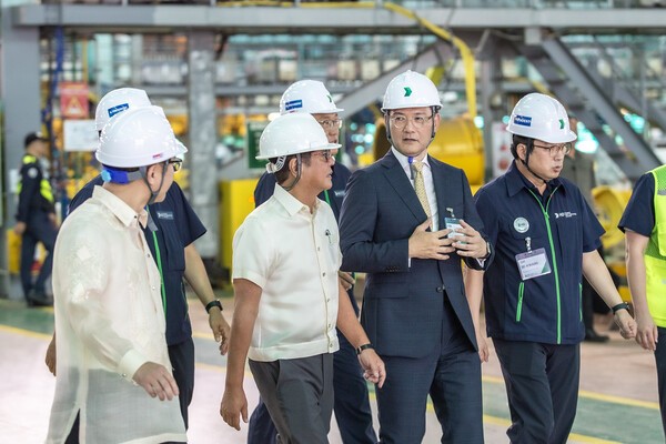 페르디난드 마르코스 주니어 필리핀 대통령과 김성준 HD한국조선해양 대표가 HD현대필리핀조선소를 둘러보며 환담을 나누고 있다./사진=필리핀 대통령실