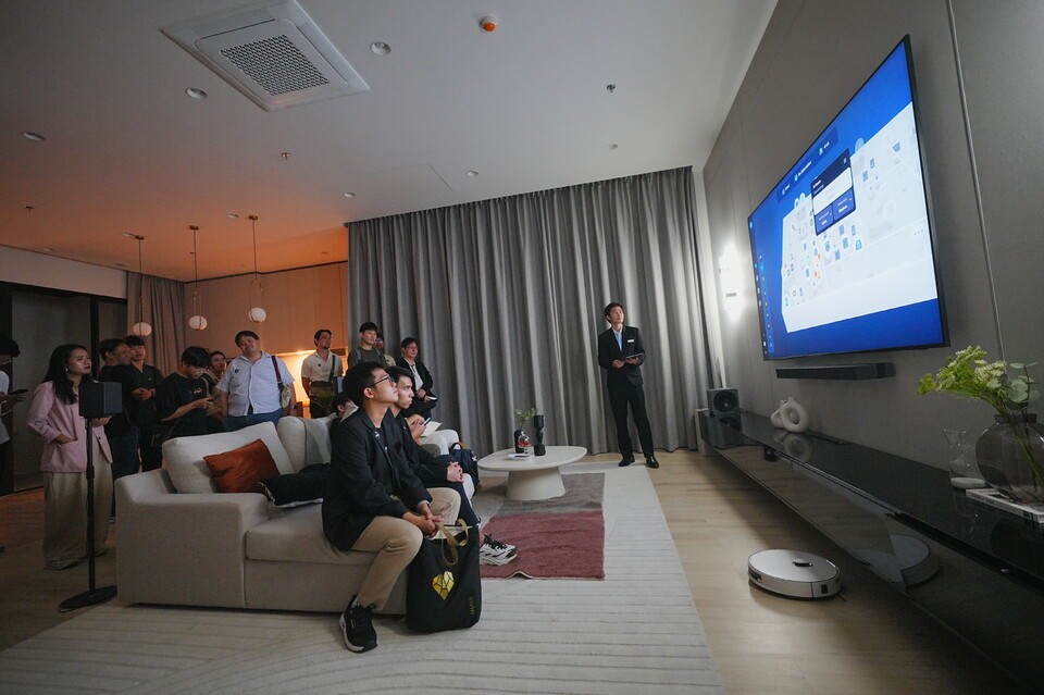 태국에 위치한 삼성전자 비즈니스 익스피리언스 스튜디오)를 찾은 방문객들이 '스마트홈' 콘셉트의 전시 공간에서 스마트싱스로 연결돼 편리해진 개인 맞춤형 공간을 경험하고 있는 모습. /삼성전자 제공