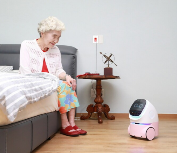 삼성물산의 홈 AI 컴패니언 로봇 시연 사진./삼성물산 제공