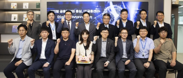 김문석 SBI저축은행 대표이사(뒷줄 왼쪽에서 네 번째)와 임직원들이 새롭게 이전한 IT금융센터에서 새로운 도약을 다짐하고 있다. /SBI저축은행