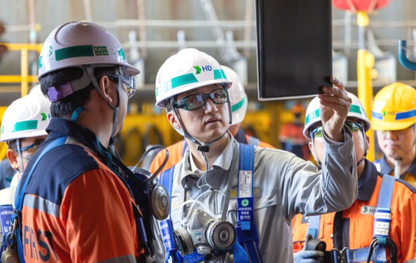 정기선 HD현대 수석부회장이 4일 전남 영암군에 위치한 HD현대삼호 조선소를 찾아 주요 생산 설비와 고위험 작업 현장을 점검했다./사진=HD현대