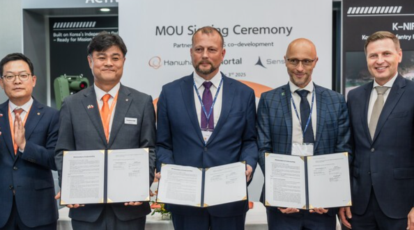 한화에어로스페이스가 3일(현지 시간) 폴란드 키엘체에서 열리고 있는 ‘국제 방위산업 전시회(MSPO 2025)’에서 에스토니아 IT기업 노르탈(Nortal), 센서스큐(SensusQ)와 보병전투장갑차 전장관리시스템 공동개발을 위한 양해각서(MOU)를 체결했다./사진=한화에어로스페이스