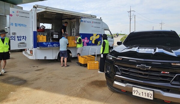 집중호우로 피해를 입은 지역을 돕기 위해 5개 지역 자원봉사센터에 차량 5대를 무상 대여한 GM 한국사업장. 사진은 충남 예산군에서 쉐보레 차량을 활용해 재해 복구 활동을 하고 있는 인천자원봉사센터 자원봉사자의 모습. /GM 한국사업장 제공