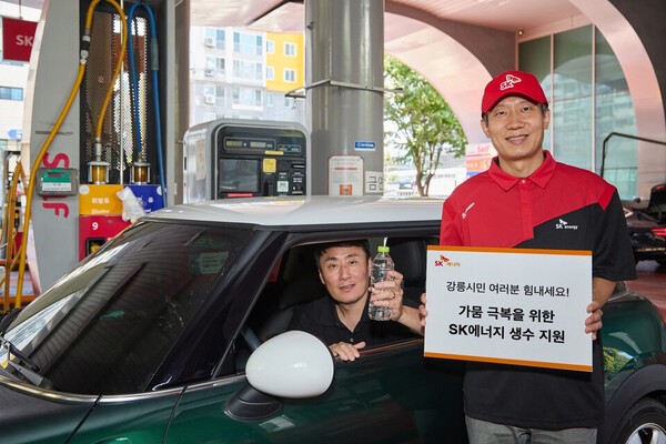 SK에너지는 극심한 가뭄으로 급수 제한 등 어려움을 겪고 있는 강원도 강릉 주민들을 위해 생수를 무료로 나눠주고 있다./SK에너지 제공