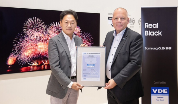 지난 5일 독일 베를린 IFA 2025 삼성전자 행사장에서 진행된 리얼 블랙 인증 수여식을 가진 삼성전자 설훈 독일 CE 디비전장(좌)과 안스가르 힌즈(Ansgar Hinz) VDE CEO. /삼성전자 제공