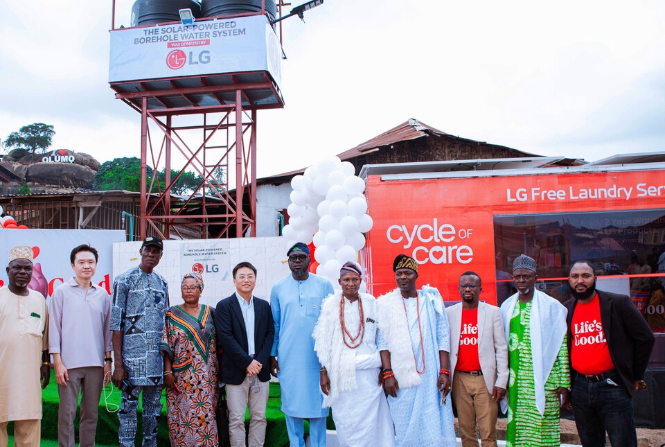 최근 나이지리아 아베오쿠타에 별도의 전력 공급원 없이 태양광만으로 24시간 깨끗한 물을 공급하는 식수 시설과 이동식 무료 세탁방을 지원한 LG전자. /LG전자 제공