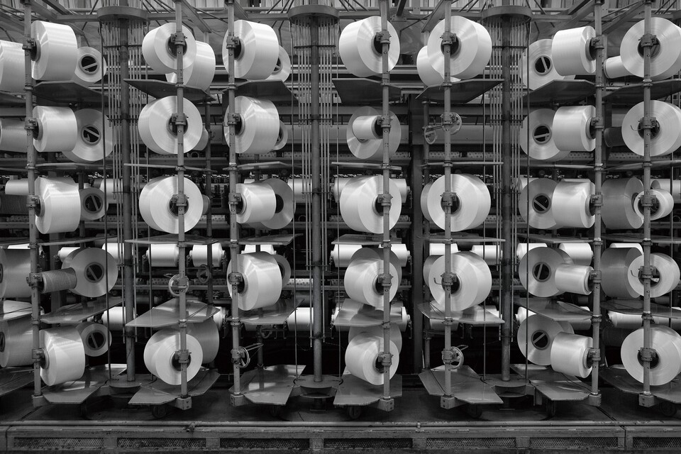 캐나다의 루프 인더스트리와 협력해 폐의류로 재활용 섬유를 생산하는 T2T 프로젝트를 실시하는 효성티앤씨. 사진은 효성티앤씨 구미공장에서 생산되고 있는 친환경 섬유 리젠 폴리에스터. /효성티앤씨 제공