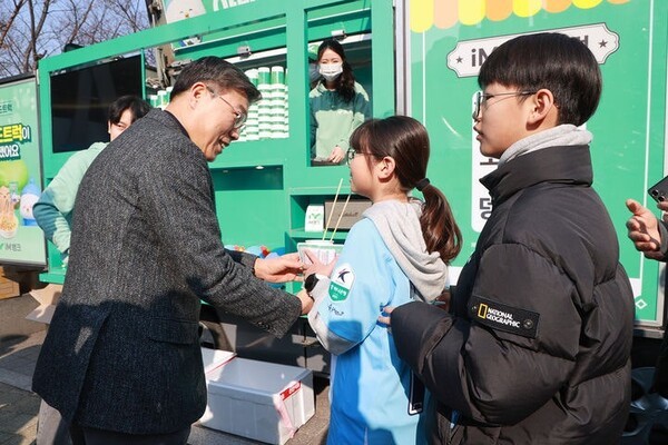 지난 2월 16일 대구iM뱅크파크(옛 DGB대구은행파크)에서 열린 K리그1 대구FC 개막전에 앞서 황병우 iM뱅크 은행장이 새로운 이름으로 바뀐 홈 경기장을 홍보했다./iM뱅크