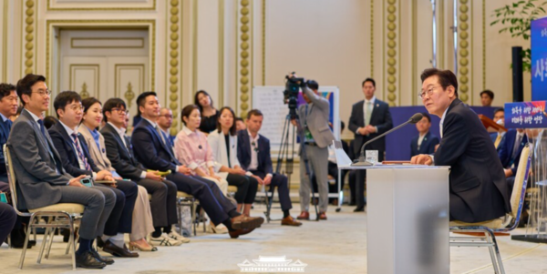 이재명 대통령은 최근 취임 100일 기자회견에서 기후에너지환경부에 에너지와 기후를 통합한 것을 두고 한 부처 안에서 정책을 결정할 수 있도록 한 것이라고 설명했다./대통령실 제공