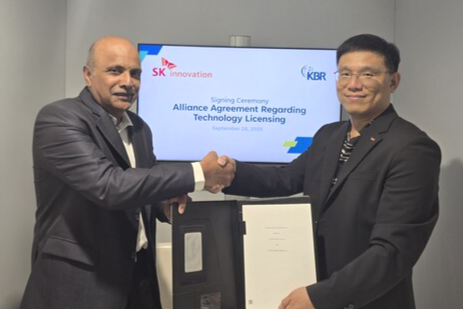 김필석 SK이노베이션 환경과학기술원장(오른쪽)과 가우탐 크리슈나이아 KBR 최고기술책임자가 포르투갈에서 열린 패스트마켓의 컨퍼런스에서 수산화리튬 회수 기술 상용화를 위한 양해각서(MOU)를 체결하고 있다./SK이노베이션 제공