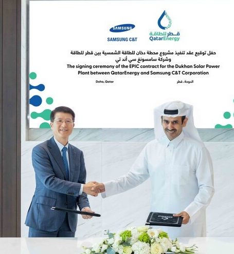 오세철 삼성물산 대표(왼쪽)와 사드 알 카비 카타르 에너지 CEO가 카타르 듀칸 태양광 발전 서명 행사를 가졌다./삼성물산 제공