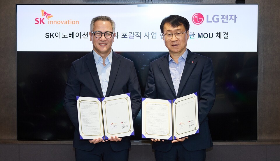 지난 17일 SK서린빌딩에서 ‘AI 데이터센터 통합 에너지 설루션’ 공동 개발 및 사업화를 위한 양해각서(MOU)를 체결한 김무환 SK이노베이션 에너지설루션 사업단장(좌)과 이재성 LG전자 ES사업본부장. /SK이노베이션 제공