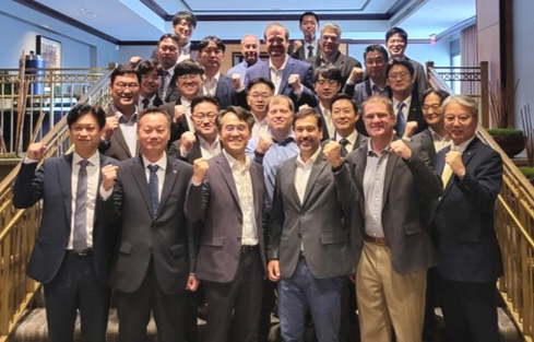 한전을 포함한 팀코리아와 웨스팅하우스 워크숍 참석자들이 기념사진을 촬영하고 있다. /한국전력