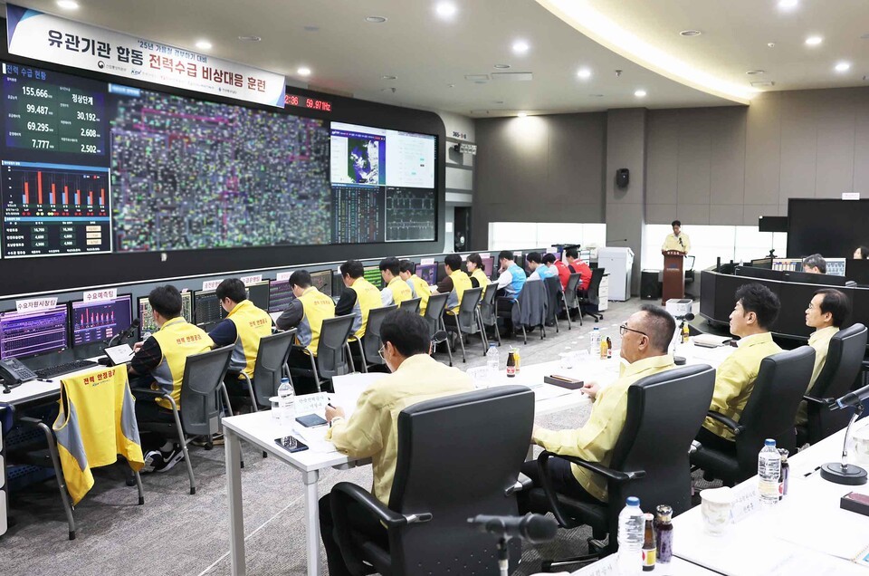 산업통상자원부는 16일 전남 나주 전력거래소에서 관련 기관과 가을철 경부하기 대비 전력계통 안정화를 위한 비상모의 훈련을 했다./산업통상자원부 제공