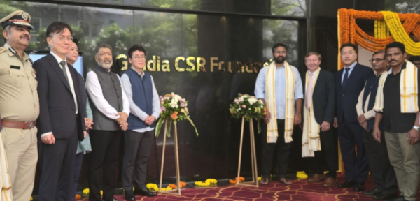 LG폴리머스 재단 관계자들이 마을 주민들과 함께 개소식 기념 촬영을 하고 있다./LG화학 제공