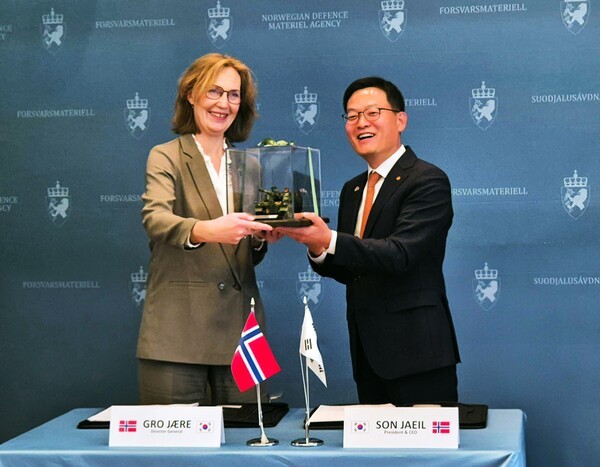 18일(현지 시간) 노르웨이 국방물자청에서 열린 노르웨이 K9 계약식에서 손재일 한화에어로스페이스 대표이사(우)와 그로 예레 노르웨이 NDMA 청장(좌)이 K9 자주포 모형을 주고받고 있다./사진=한화에어로스페이스
