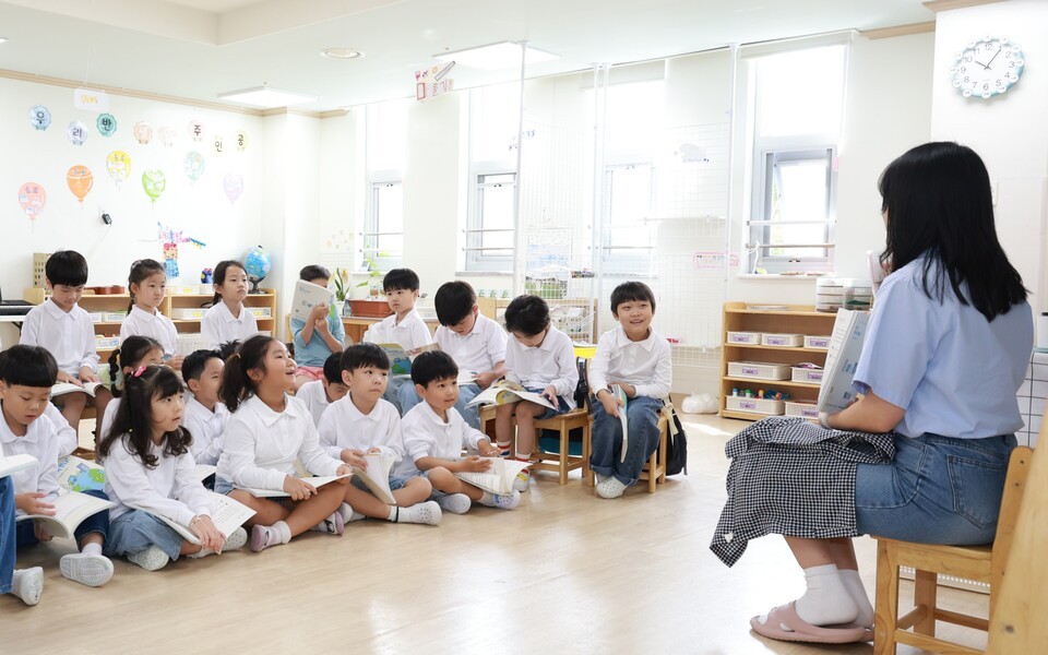인천광역시 서구 종합환경연구단지 어린이집에서  아동·청소년 대상 환경교육 도서 ‘잘 가, 우리 다시 만나! : 전자제품 자원순환 이야기’를  활용해 환경교육을 진행 중인 모습. /LG전자 제공