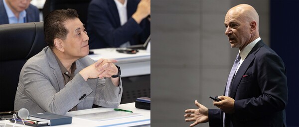 장인화 포스코그룹 회장이 22일 포스코 송도 글로벌R&D센터에서 열린 2025 포스코포럼에서 기조강연자인 앤드류 맥아피(Andrew McAfee) MIT 경영대학원 교수와 대화를 나누고 있다./사진=포스코그룹