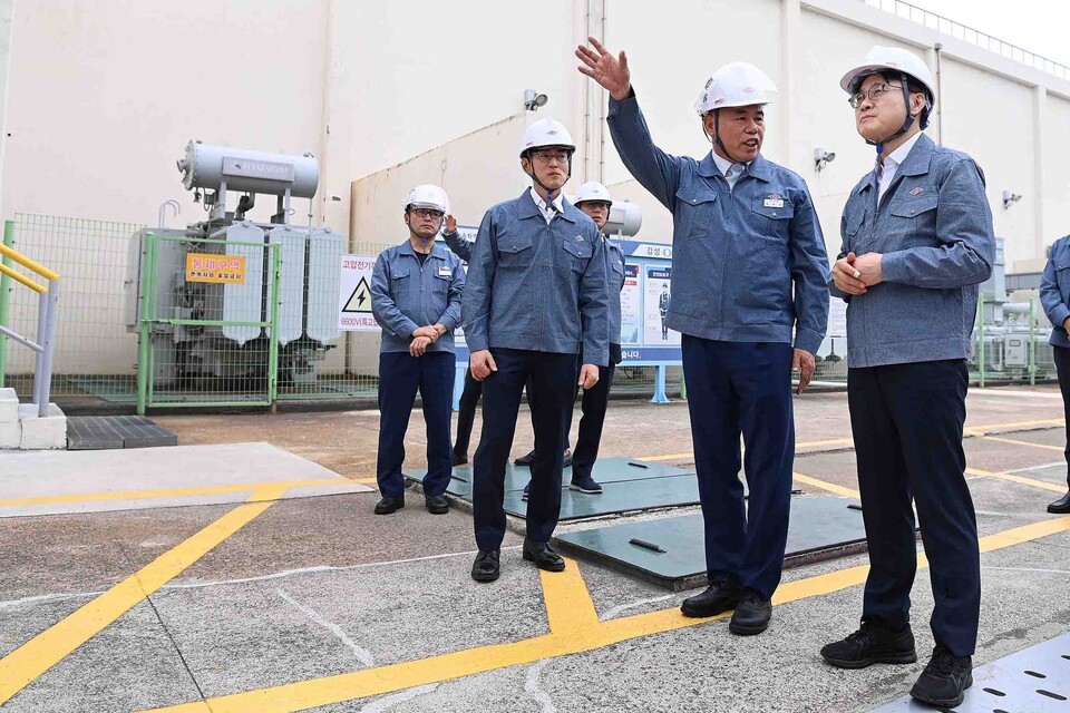 김정관 산업통상자원부 장관은 지난 19일 울산 석유화학단지 현장을 방문해 구조개편의 속도전 필요성을 강조했다./산업통상자원부 제공