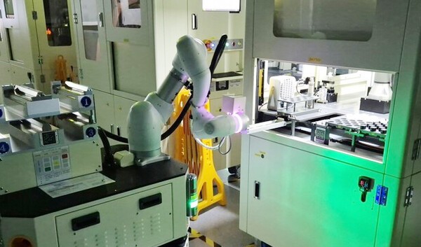 LG화학이 자동화 로봇이 로봇 자동화 실험실(ASL)에서 야간 분석실험을 하고 있다./LG화학 제공