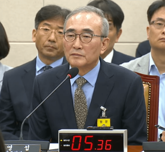 24일 국회 과방위 청문회에 출석해 답변하고 있는 김영섭 KT 대표. /국회 방송 캡처