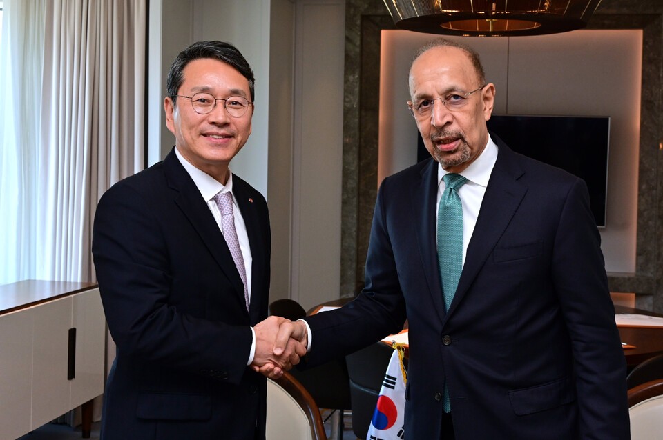 26일 롯데호텔(서울 중구 소재)에서 사우디아라비아 칼리드 알팔리 투자부 장관과 만나 AI 데이터센터 냉각 솔루션 공급 등 협력 방안을 논의한 조주완 LG전자 CEO(좌). /LG전자 제공