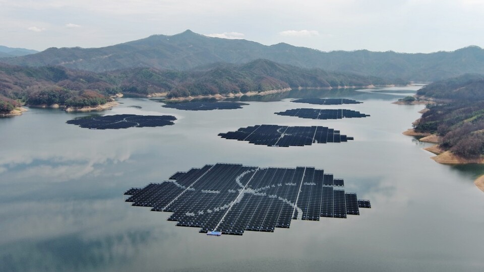 수상태양광과 수력발전을 활용해 전력 생산이 가능한 임하댐 수상태양광 전경./한국수자원공사 제공