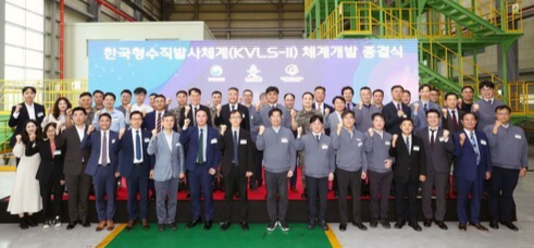 지난 25일 한화에어로스페이스 창원2사업장에서 KLVS-II 체계개발 종결식 후 기념 사진을 촬영하고 있다./사진=한화에어로스페이스