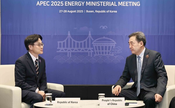 김정관 산업통상장원부 장관이 8월 APEC 에너지장관회의’에서 왕훙즈 중국 에너지국 국장(장관급)과 면담을 갖고, 한전의 풍력사업 미수금 해결 등 한-중 양국 간 에너지 정책 방향 등을 논의했다./산업통상자원부 제공