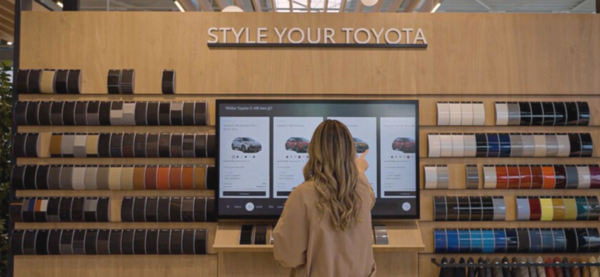 스페인 산티아고 데 콤포스텔라에 위치한 '토요타(TOYOTA)' 매장에 공급된 삼성전자의 스마트 사이니지. /삼성전자 제공