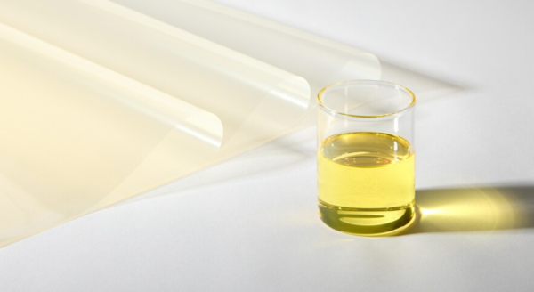 LG화학의 반도체 패키징용 액상PID(오른쪽)와 필름PID./LG화학 제공