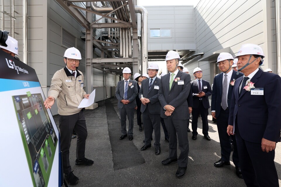 LLBS 준공식에 참석한 (가운데부터 우측으로) 구자은 LS 회장, 김관영 전북도지사, 강임준 군산시장이 김한길 LLBS 생산부문장으로부터 공장 투어에 대한 설명을 듣고 있는 모습. /LS그룹 제공