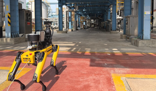 서부발전은 충남 태안발전본부에서 ‘지능형 자율점검 사족보행 로봇도입을 위한 착수 회의’ 진행하며 사족보행 로봇을 시연했다./서부발전 제공