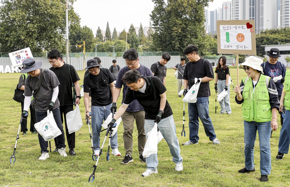 지난 9월 29일 인천 부평구 캠프마켓에서 플로깅 캠페인에 참여한 GM 한국사업장 임직원들과 산곡노인문화센터 회원들. /한국GM 제공
