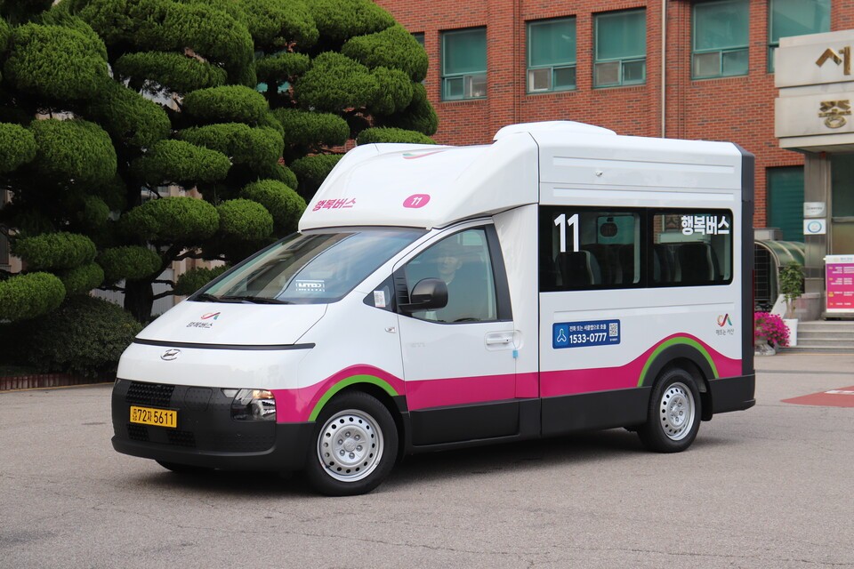 서산시의 수요응답형교통(DRT) 사업인 행복버스에 추가 도입된 친환경 PBV 'CV1 셔틀'. /현대자동차 제공
