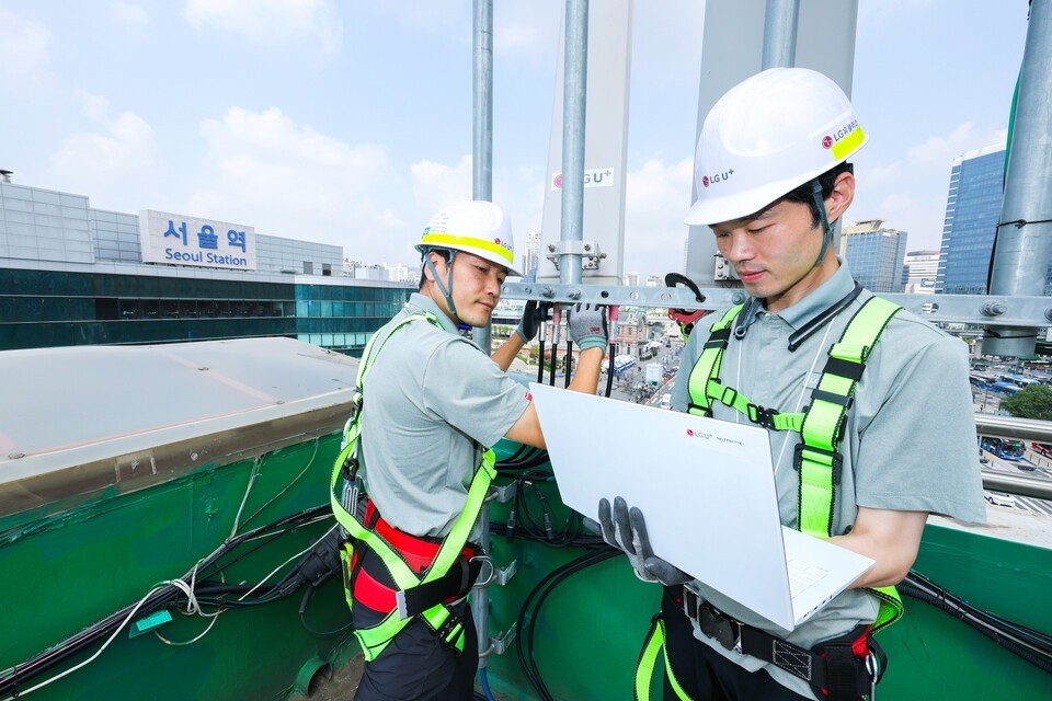 LG유플러스 임직원이 서울역 인근 네트워크 장비를 점검하고 있는 모습. /LG유플러스 제공