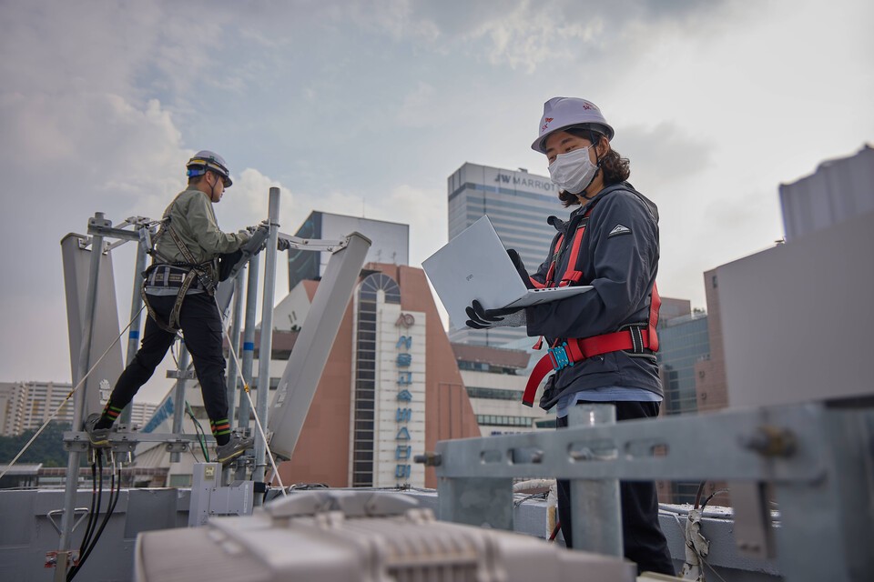 SK텔레콤과 SK오앤에스 엔지니어가 고속터미널역 인근에서 통신장비를 점검하는 모습. /SK텔레콤 제공