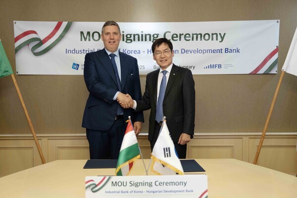 지난 2일(현지시간) 헝가리 부다페스트 소재 헝가리 개발은행 본사에서 김형일 IBK기업은행 전무이사(오른쪽)와 졸튼 잠보키 헝가리 개발은행 전무이사(Zoltán Zsámboki)가 협약식을 마치고 기념촬영을 하고 있다./IBM기업은행