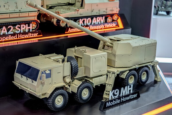 한화에어로스페이스가 미 육군 자주포 현대화 사업에 제안할 차륜형 K9A2 자주포의 모형이 미국 워싱턴DC에서 13~15일 열리는 'AUSA 2025' 전시회 부스에 전시돼 있다./사진=한화에어로스페이스