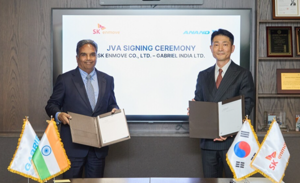 지난 15일 SK서린빌딩에서 합작법인 설립 계약을 체결한 김원기 SK엔무브 사장(우)과 마헨드라 고얄 아난드그룹 사장 겸 최고경영자. /SK엔무브 제공