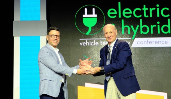 ‘배터리쇼 북미 2025’에서 커트 켈티(Kurt Kelty) GM 배터리·전동화·지속가능성 부문 부사장(왼쪽)이 로버트 갤리언(Robert Galyen) 조직위원장(오른쪽)으로부터 ‘올해의 배터리 혁신상’을 수상하고 있는 모습. /제너럴모터스 제공