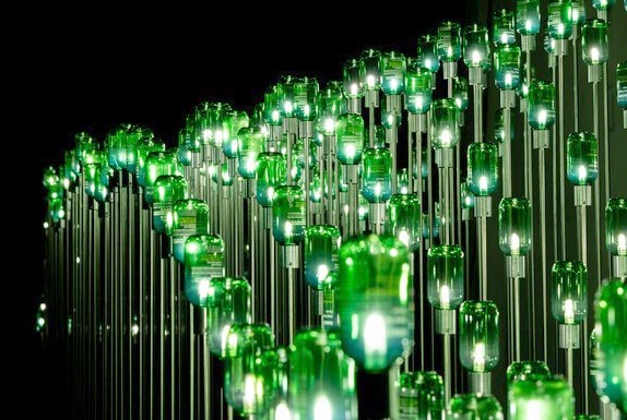 박근호(참새)작가의 화장품 공병 활용 미디어 아트 작품./ 아모레퍼시픽