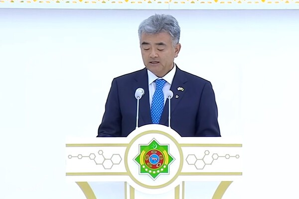 정원주 대우건설 회장이 투르크메니스탄 미네랄 플랜트 기공식에서 축사를 하고 있다./ 대우건설