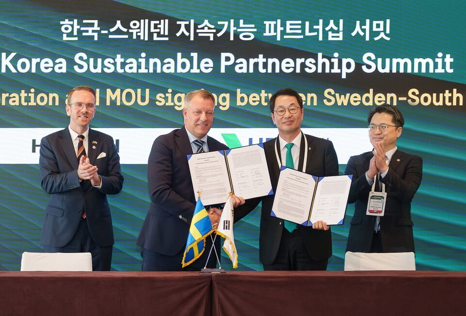 지난 16일‘한국-스웨덴 지속 가능 파트너십 서밋’에서 히타치에너지와 HVDC 기술에 대한 전략적 협력 MOU를 체결한 HD현대일렉트릭. /HD현대일렉트릭 제공