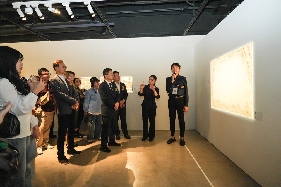 지난 17일 예술의전달 한가람미술관에서 관객들이 '감각의 서사' 전시를 관람하고 있는 모습. /효성 제공